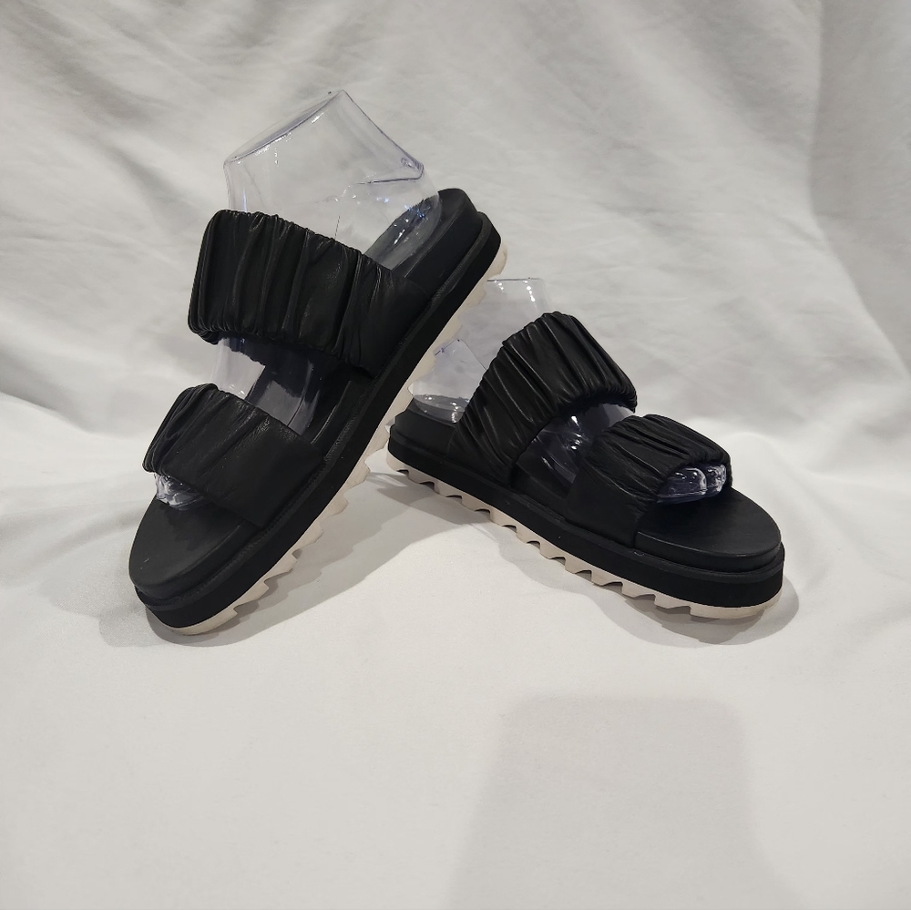 Sorel Roaming Two Strap Slide Black Ruched Slide Sandals. Size 9